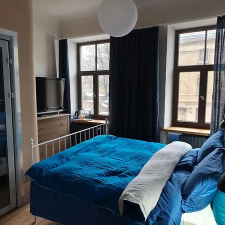 Red Doors 23 Free Parking *